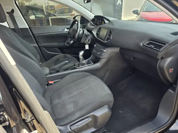 Peugeot 308 2017 - 10250 EUR, 114000 km - AUTO.MOTO.pt - 114000km - foto 9 de 17