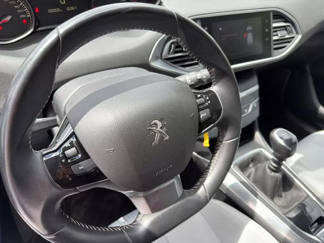 Peugeot 308 2020 - 13900 EUR, 100002 km - AUTO.MOTO.pt - 100002km - foto 18 de 21