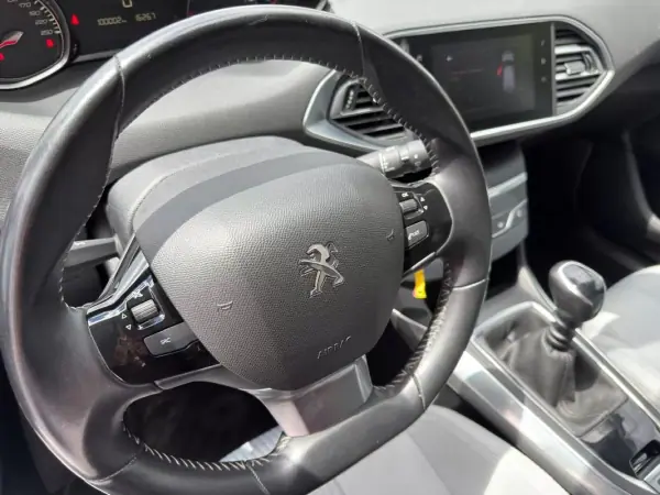 Peugeot 308 2020 - 13900 EUR, 100002 km - AUTO.MOTO.pt - 100002km - foto 18 de 21