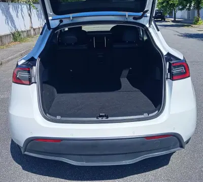 Tesla Model Y 2022 - 35750 EUR, 78615 km - AUTO.MOTO.pt - 78615km - foto 9 de 21