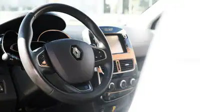 Renault Clio 2018 - 12000 EUR, 78100 km - AUTO.MOTO.pt - 78100km - foto 6 de 19