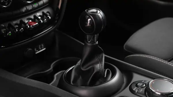 MINI Clubman 2018 - 24999 EUR, 131000 km - AUTO.MOTO.pt - 131000km - foto 26 de 37