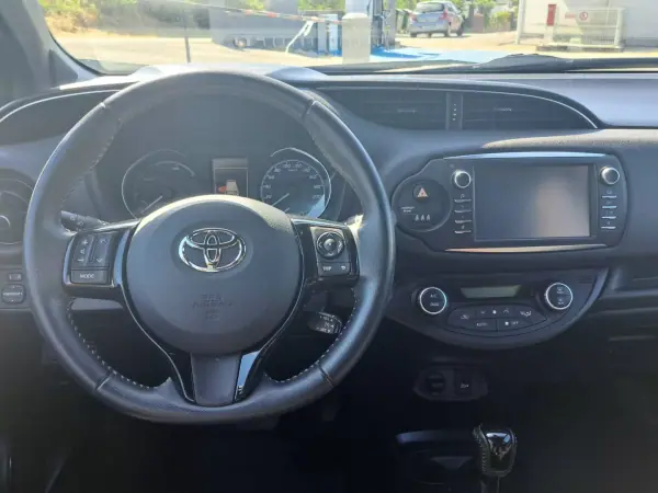 Toyota Yaris 2018 - 16750 EUR, 57032 km - AUTO.MOTO.pt - 57032km - foto 12 de 35