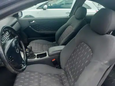 Mercedes-Benz C 220 2001 - 7900 EUR, 280000 km - AUTO.MOTO.pt - 280000km - foto 8 de 11