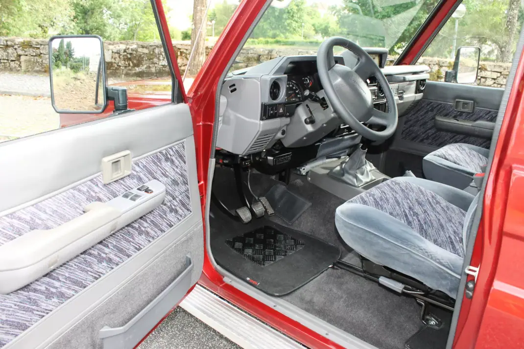 Toyota Land Cruiser 1994 - 38000 EUR, 318000 km - AUTO.MOTO.pt - 318000km - foto 25 de 46