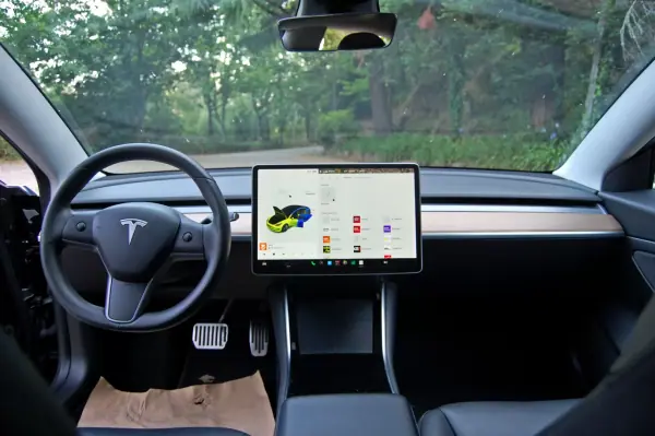 Tesla Model 3 2020 - 22750 EUR, 81000 km - AUTO.MOTO.pt - 81000km - foto 7 de 15