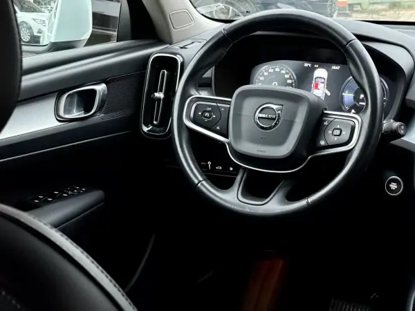 Volvo XC 40 2020 - 26950 EUR, 137000 km - AUTO.MOTO.pt - 137000km - foto 8 de 19