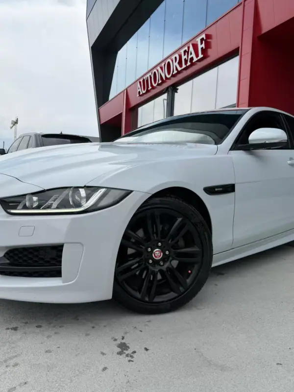 Jaguar XE 2018 - 17000 EUR, 273353 km - AUTO.MOTO.pt - 273353km - foto 8 de 20