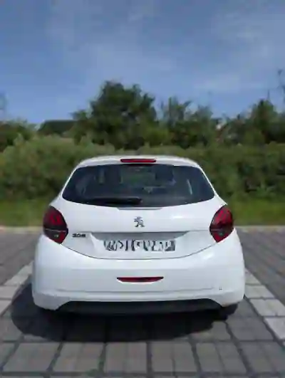 Peugeot 208 2020 - 10300 EUR, 120000 km - 120000km - foto 6 de 9