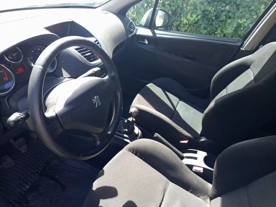 Peugeot 207 2007 - 4990 EUR, 254878 km - 254878km - foto 6 de 10