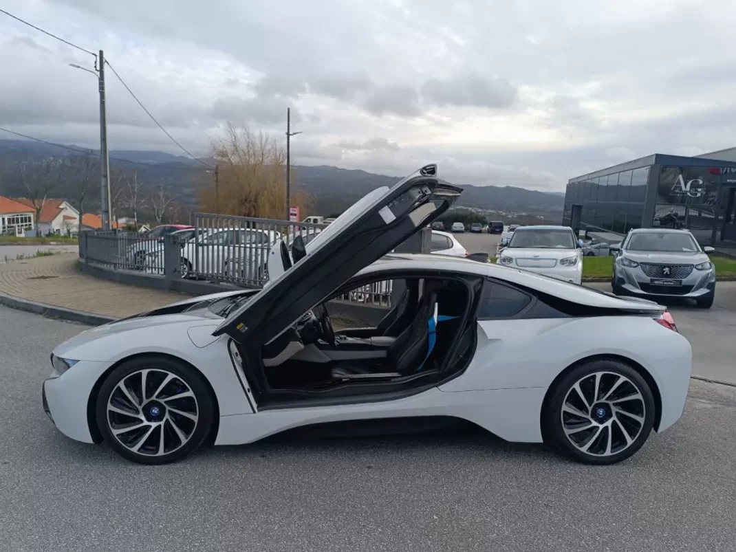 BMW i8 2016 - 71000 EUR, 140000 km - AUTO.MOTO.pt - 140000km - foto 1 de 25