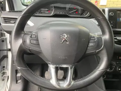 Peugeot 208 2016 - 9990 EUR, 66875 km - AUTO.MOTO.pt - 66875km - foto 10 de 23