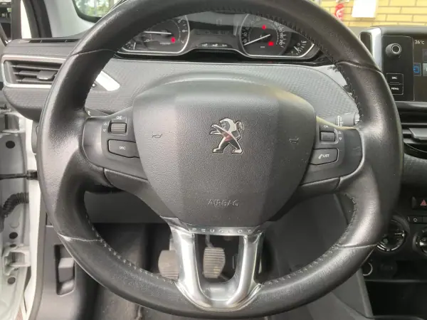 Peugeot 208 2016 - 9990 EUR, 66875 km - AUTO.MOTO.pt - 66875km - foto 10 de 23