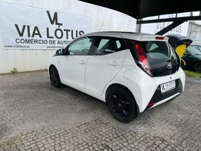 Toyota Aygo 2016 - 10900 EUR, 89310 km - AUTO.MOTO.pt - 89310km - foto 5 de 15