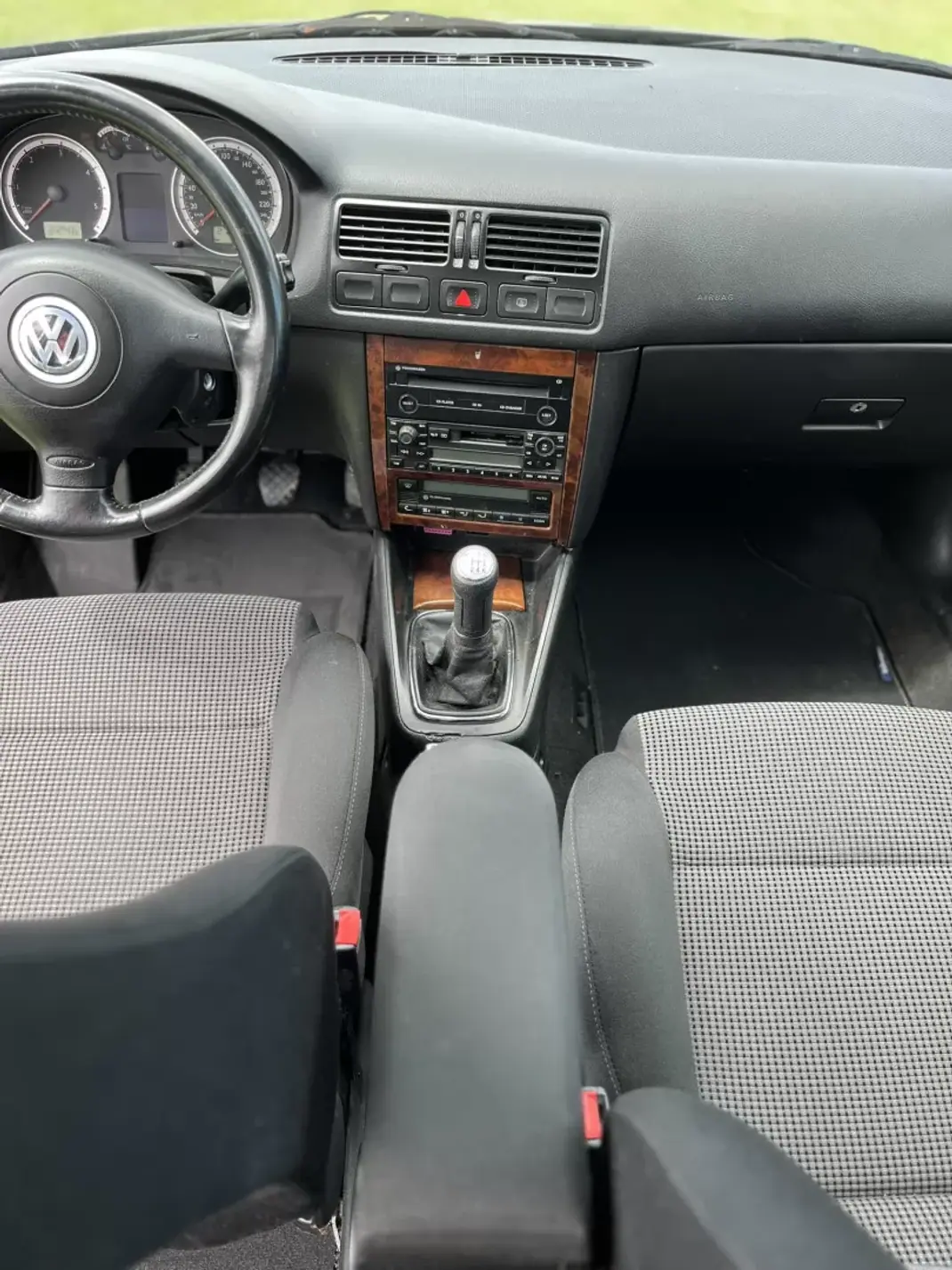 Volkswagen Bora 2000 - 4750 EUR, 270000 km - AUTO.MOTO.pt - 270000km - foto 13 de 14