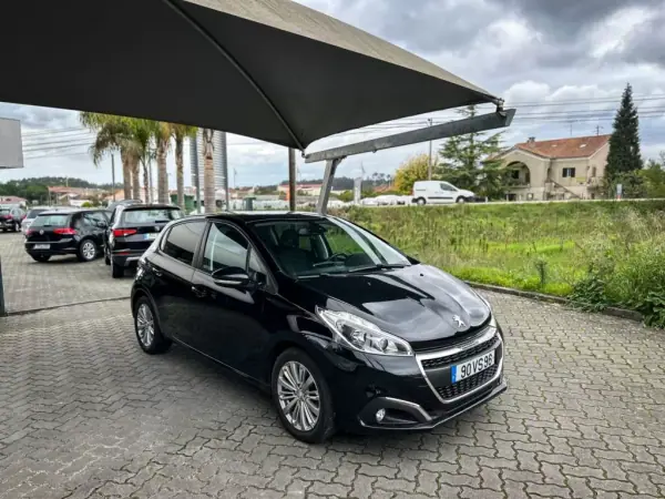 Peugeot 208 2018 - 11690 EUR, 118000 km - AUTO.MOTO.pt - 118000km - foto 9 de 12