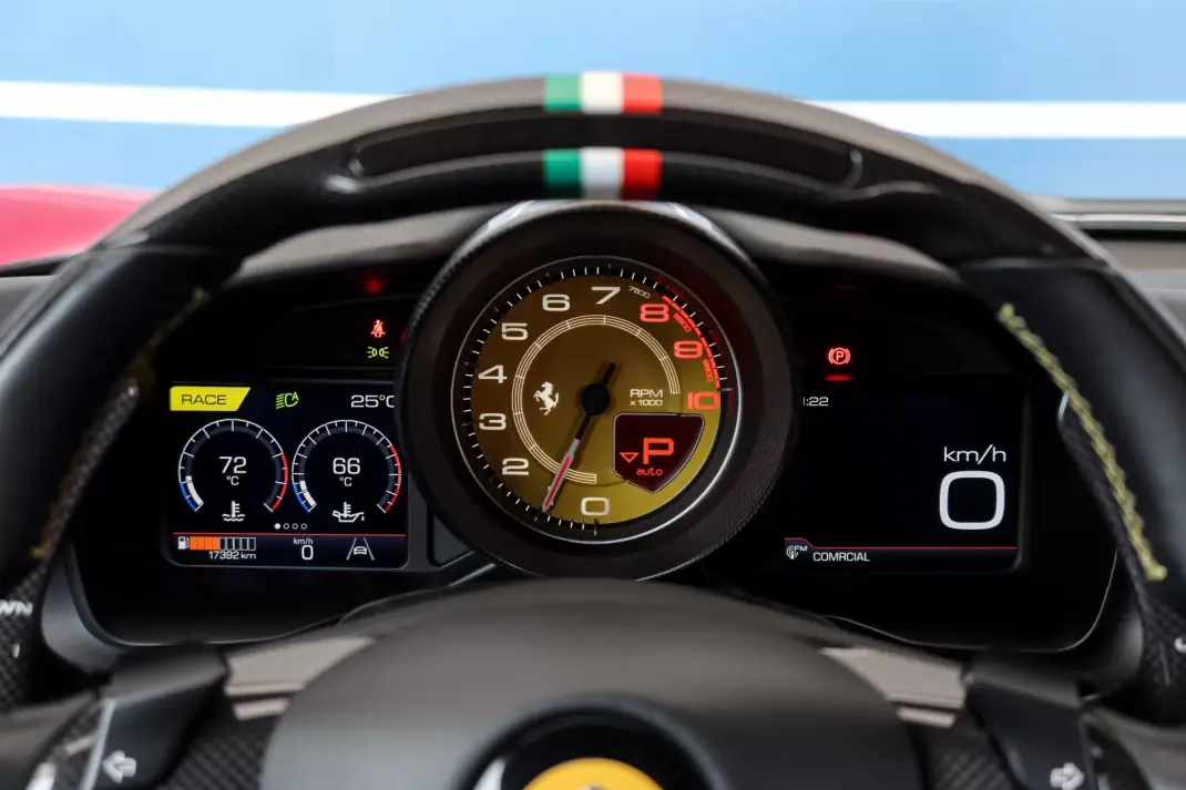 Ferrari F8 Tributo 2023 - 390000 EUR, 17392 km - AUTO.MOTO.pt - 17392km - foto 8 de 22
