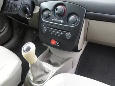 Renault Clio 2006 - 3990 EUR, 249000 km - AUTO.MOTO.pt - 249000km - foto 28 de 38