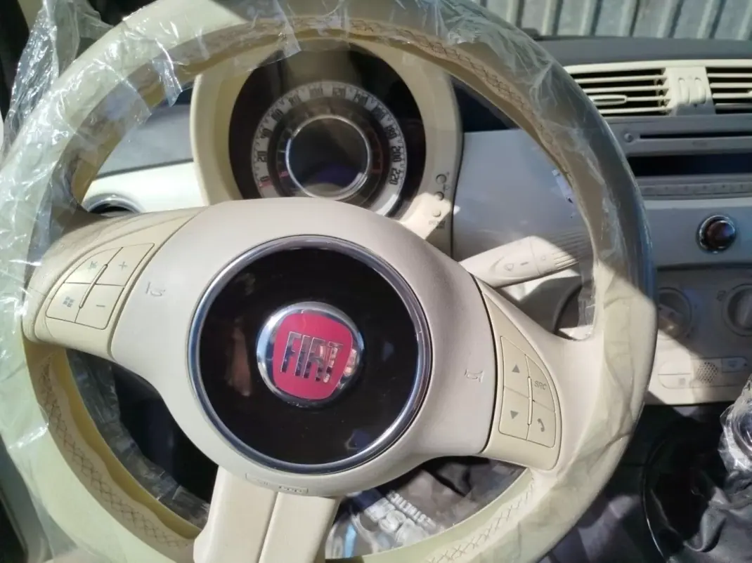 Fiat 500 3 + 1 2011 - 8750 EUR, 157000 km - AUTO.MOTO.pt - 157000km - foto 9 de 15