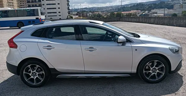 Volvo V40 Cross Country 2016 - 11000 EUR, 220000 km - AUTO.MOTO.pt - 220000km - foto 12 de 13