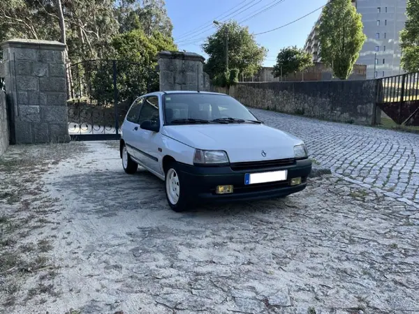 Renault Clio 1993 - 3900 EUR, 283000 km - AUTO.MOTO.pt - 283000km - foto 8 de 39