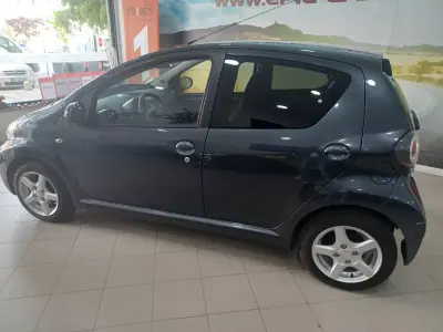 Toyota Aygo 2011 - 6790 EUR, 110561 km - AUTO.MOTO.pt - 110561km - foto 6 de 33