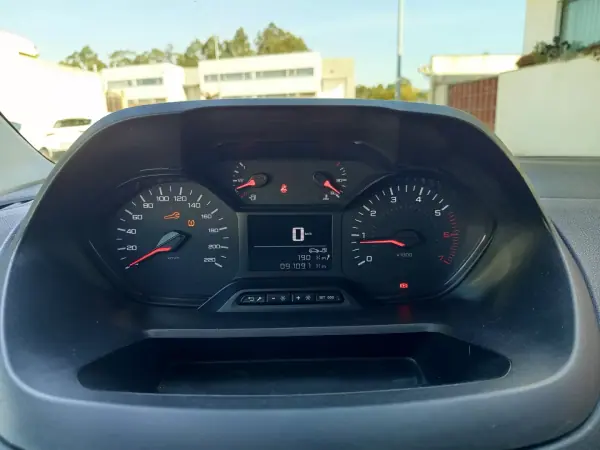 Peugeot Partner 2019 - 12990 EUR, 91000 km - AUTO.MOTO.pt - 91000km - foto 13 de 16