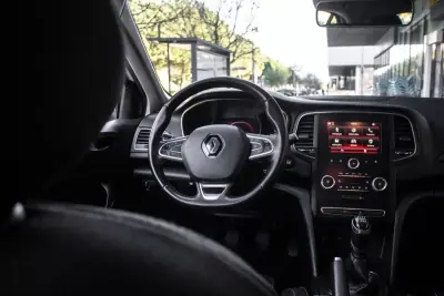 Renault Mégane 2019 - 9870 EUR, 301536 km - AUTO.MOTO.pt - 301536km - foto 31 de 38