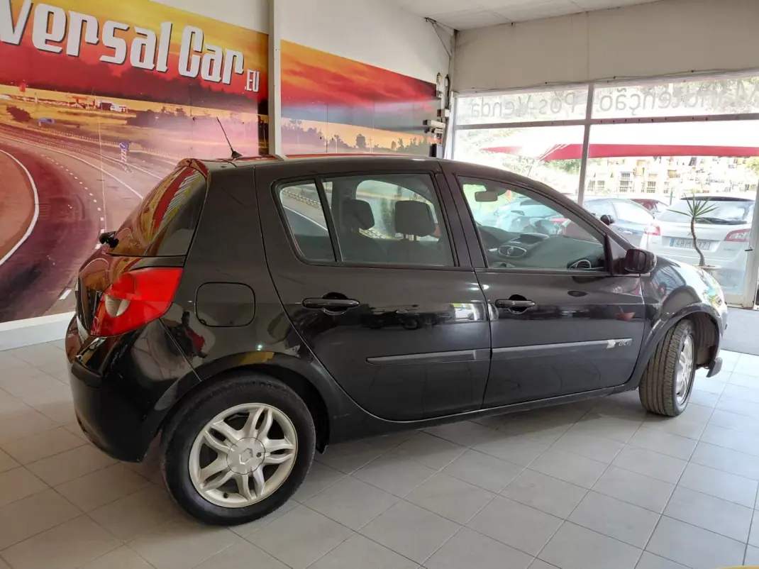 Renault Clio 2005 - 4499 EUR, 296000 km - AUTO.MOTO.pt - 296000km - foto 3 de 17