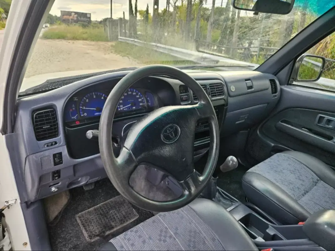 Toyota HILUX D-4D 4WD CD 4 X 4 2002 - 11950 EUR, 360000 km - AUTO.MOTO.pt - 360000km - foto 8 de 12