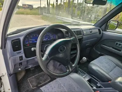 Toyota HILUX D-4D 4WD CD 4 X 4 2002 - 11950 EUR, 360000 km - AUTO.MOTO.pt - 360000km - foto 8 de 12