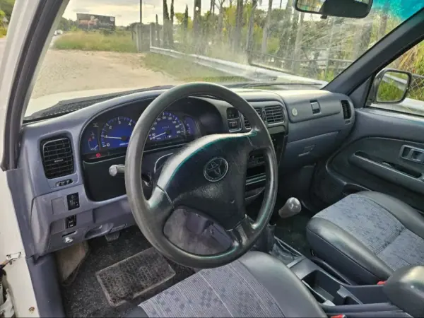 Toyota HILUX D-4D 4WD CD 4 X 4 2002 - 11950 EUR, 360000 km - AUTO.MOTO.pt - 360000km - foto 8 de 12