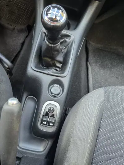 Peugeot 206 2011 - 4000 EUR, 254500 km - AUTO.MOTO.pt - 254500km - foto 18 de 18