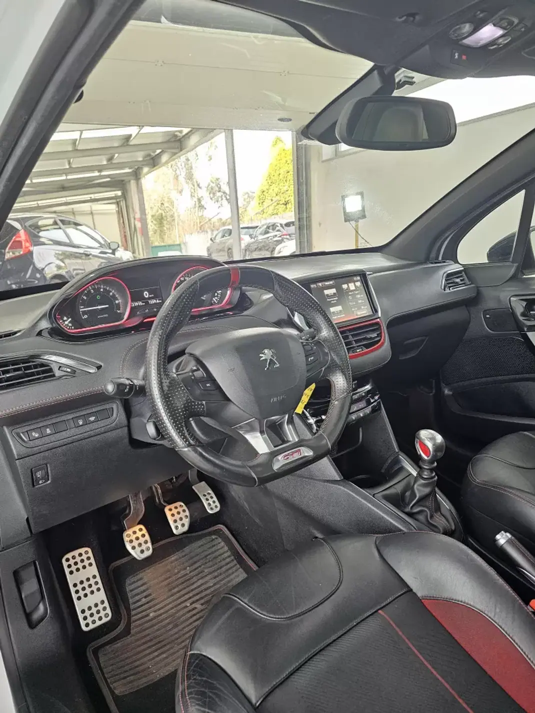 Peugeot 208 2015 - 16650 EUR, 121757 km - AUTO.MOTO.pt - 121757km - foto 23 de 38