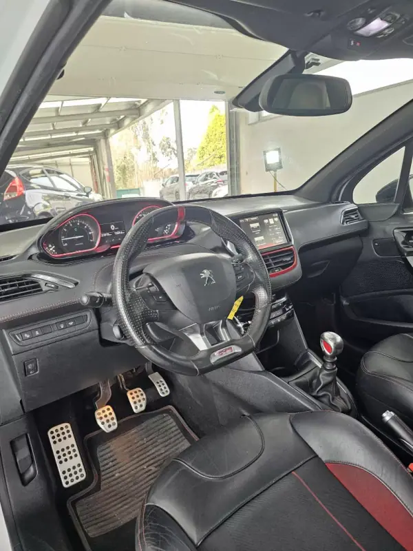 Peugeot 208 2015 - 16650 EUR, 121757 km - AUTO.MOTO.pt - 121757km - foto 23 de 38