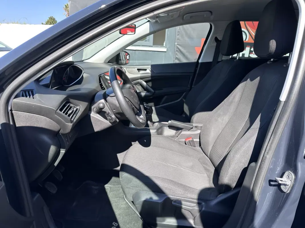 Peugeot 308 2018 - 12500 EUR, 280000 km - AUTO.MOTO.pt - 280000km - foto 24 de 32