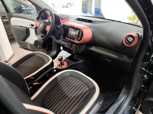 Renault Twingo 2020 - 12300 EUR, 53000 km - AUTO.MOTO.pt - 53000km - foto 26 de 28