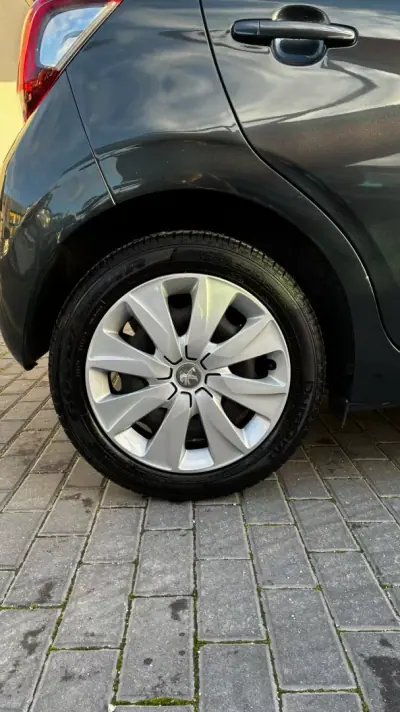 Peugeot 108 2019 - 11750 EUR, 88467 km - AUTO.MOTO.pt - 88467km - foto 19 de 20