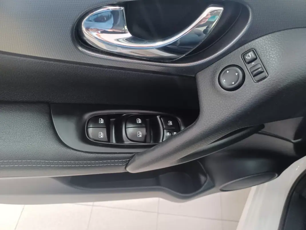 Nissan Qashqai 2018 - 17900 EUR, 54008 km - 54008km - foto 23 de 39