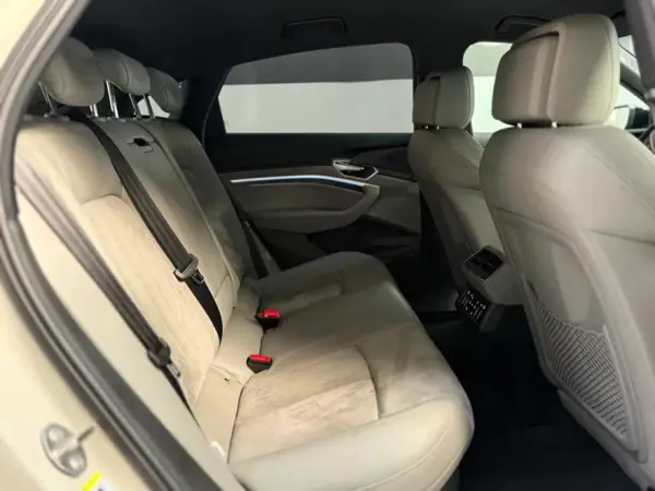 Audi Q8 e-Tron Sportback 2021 - 33950 EUR, 159218 km - AUTO.MOTO.pt - 159218km - foto 27 de 28