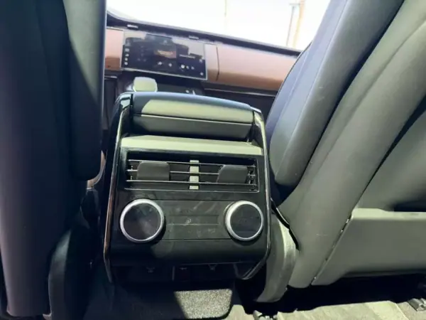 Land Rover Range Rover Sport 2025 - 115000 EUR, 22000 km - AUTO.MOTO.pt - 22000km - foto 18 de 19