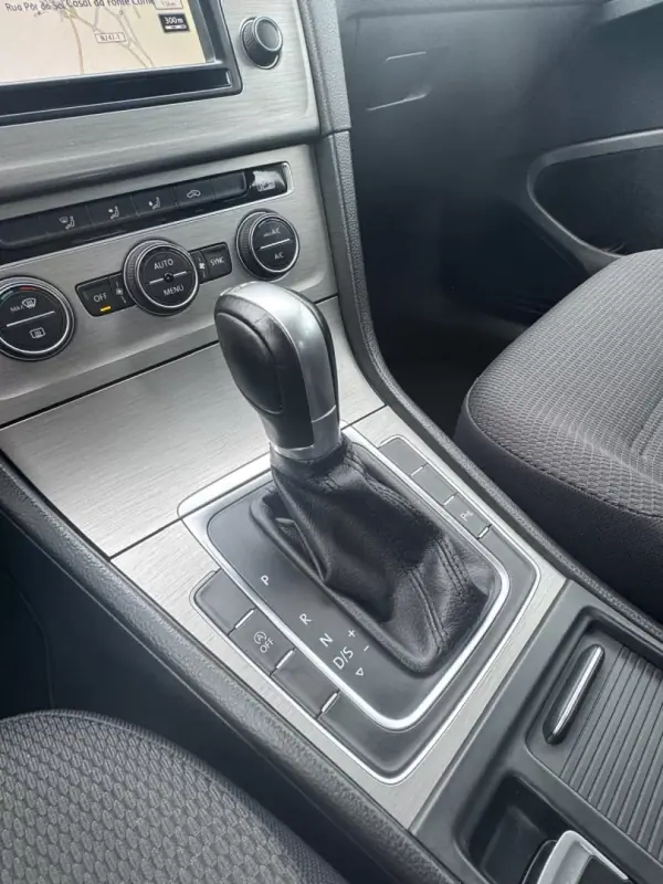 Volkswagen Golf 2016 - 18900 EUR, 98000 km - AUTO.MOTO.pt - 98000km - foto 10 de 27