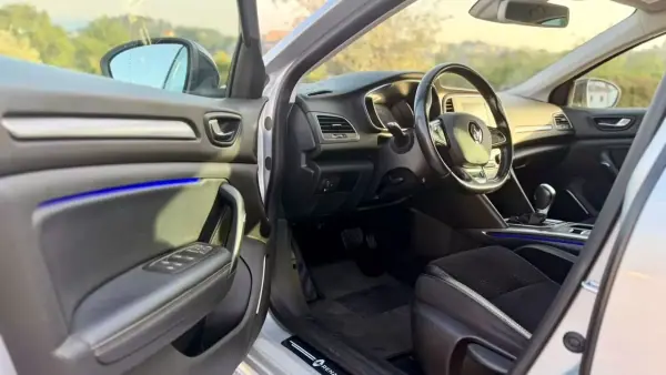 Renault Mégane 2019 - 14999 EUR, 99500 km - AUTO.MOTO.pt - 99500km - foto 9 de 20