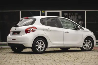 Peugeot 208 2014 - 7900 EUR, 203000 km - AUTO.MOTO.pt - 203000km - foto 6 de 18