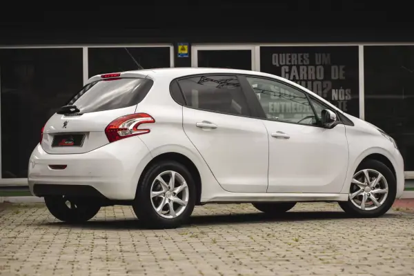Peugeot 208 2014 - 7900 EUR, 203000 km - AUTO.MOTO.pt - 203000km - foto 6 de 18