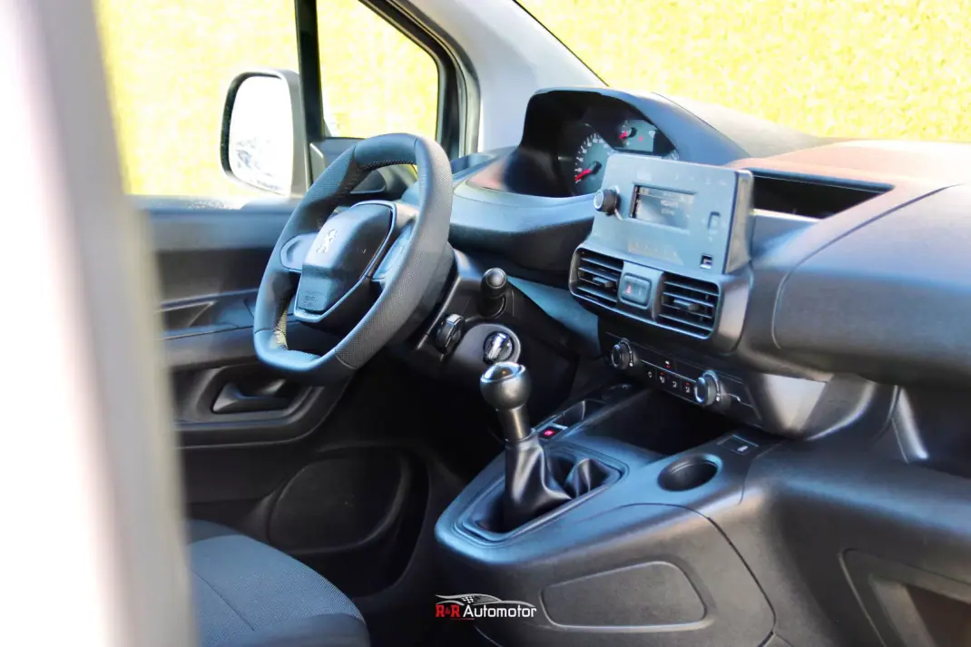 Peugeot Partner 1.5 BlueHDI Pro Longa 3L 2021 - 14750 EUR, 113000 km - AUTO.MOTO.pt - 113000km - foto 10 de 22