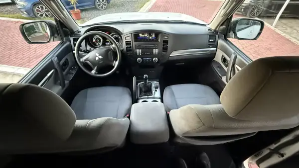 Mitsubishi Pajero 2010 - 29990 EUR, 215000 km - AUTO.MOTO.pt - 215000km - foto 28 de 38