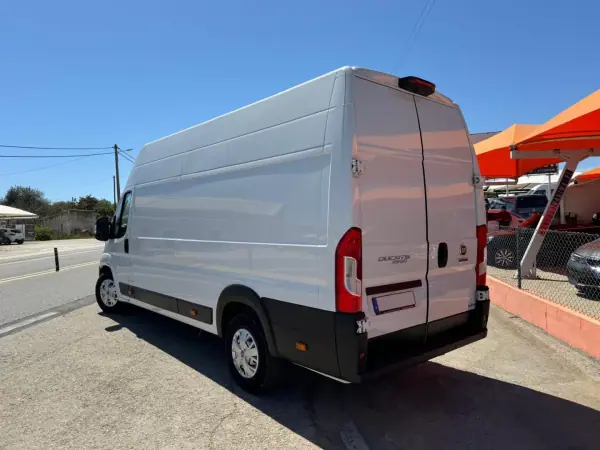 Fiat Ducato 2022 - 24950 EUR, 157455 km - AUTO.MOTO.pt - 157455km - foto 4 de 10