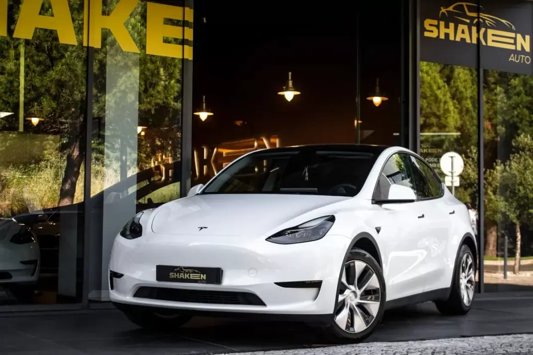 Tesla Model Y 2023 - 37900 EUR, 74250 km - AUTO.MOTO.pt - 74250km - foto 1 de 40