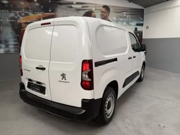 Peugeot Partner 2021 - 12250 EUR, 137000 km - AUTO.MOTO.pt - 137000km - foto 4 de 13